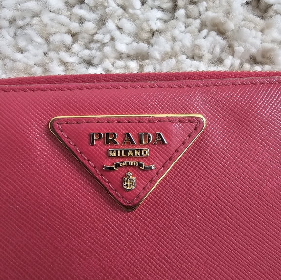 ❤️‍🔥 LOW START ❤️‍🔥 Authentic Prada zippy wallet - Picture 8 of 12